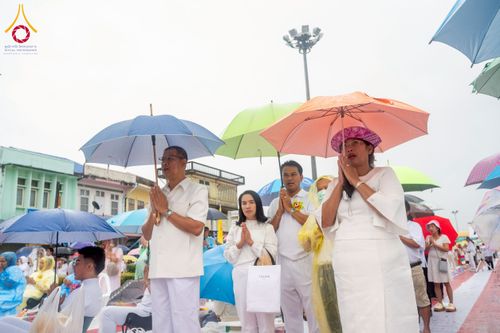 ภาพ No.226081:วันอาทิตย์ที่ 25 พฤษภาคม พ.ศ. 2568 พิธีตักบาตรพระ 1,000 รูปเมืองตรัง ครบรอบ 110 ปี เมืองทับเที่ยง ถวายเป็นพุทธบูชา ถวายเป็นพระราชกุศลแด่รัชกาลที่ 10 และอุทิศส่วนกุศลแด่อดีตเจ้าเมืองตรัง และบรรพบุรุษ ณ บริเวณหน้าศาลากลางจังหวัดตรัง ถนนพระราม 6