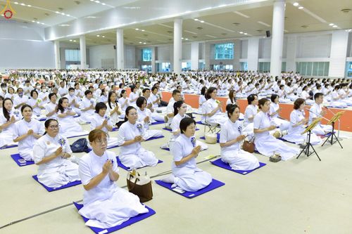 ภาพ No.233772:วันเสาร์ที่ 19 กรกฎาคม พ.ศ.2568 วันมหารำลึก ครั้งที่ 35 พิธีรำลึกถึงนักสร้างบารมี , พิธีสวดพระพุทธมนต์ , พิธีทอดผ้าบังสกุลและถวายไทยธรรม วัดพระธรรมกาย