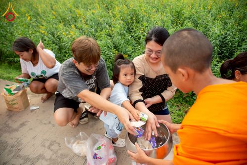 ภาพ No.217939:วันศุกร์ที่ 11 เมษายน พ.ศ. 2568 พระและสามเณร 99 รูป จากศูนย์ปฏิบัติธรรมระยอง(บ้านช่องลม) บิณฑบาต ณ ทุ่งปอเทือง ต.บางบุตร อ.บ้านค่าย จ.ระยอง เพื่อเป็นการฝึกสามเณรภาคฤดูร้อน ผ่านกิจวัตรบิณฑบาตในพื้นที่ชุมชน