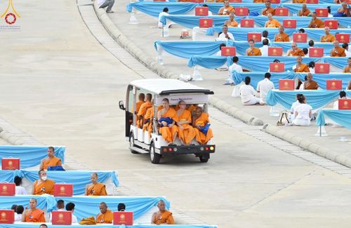 ภาพ No.221562:วันอังคารที่ 22 เมษายน พ.ศ. 2568 ภาพพิธีถวายมหาสังฆทานคณะสงฆ์ 40,000 กว่าวัดทั่วประเทศ เนื่องในวันคุ้มครองโลก ชุดที่ 2 (ปลื้มให้สมการรอคอย) ณ ลานธรรมพระมหาธรรมกายเจดีย์ วัดพระธรรมกาย