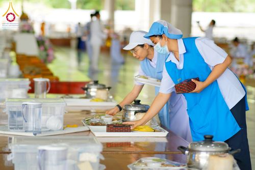 ภาพ No.210616:วันเสาร์ที่ 8 มีนาคม พ.ศ. 2568 พิธีสวดพระพุทธมนต์ และถวายภัตตาหารเมนูสวรรค์แด่พระภิกษุ สามเณร ณ หอฉันคุณยายอาจารย์ฯ วัดพระธรรมกาย