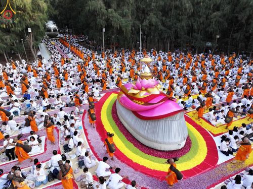 ภาพ No.188762:พิธีต้อนรับพระธรรมยาตรา ในโครงการธรรมยาตรา กตัญญูบูชา มหาปูชนียาจารย์ พระมงคลเทพมุนี(สด จนฺทสโร) พระผู้ปราบมาร อนุสรณ์สถาน 7 แห่ง ปีที่ 13 วันที่ 3 มกราคม พ.ศ. 2568 ณ อนุสรณ์สถานมหาวิหารพระมงคลเทพมุนี (โลตัสแลนด์) อ.สองพี่น้อง จ.สุพรรณบุรี