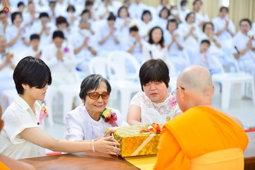 ภาพ No.230078:วันพฤหัสบดีที่ 26 มิถุนายน พ.ศ. 2568 พิธีทอดผ้าป่าฉลองอาคารชุดศูนย์ปฏิบัติธรรมน้ำใสใจสว่าง น้อมบูชาธรรมอายุวัฒนะมงคล 81 ปี หลวงพ่อธัมมชโย ณ ศูนย์ปฏิบัติธรรมน้ำใสใจสว่าง เขตบางกอกน้อย กรุงเทพมหานคร