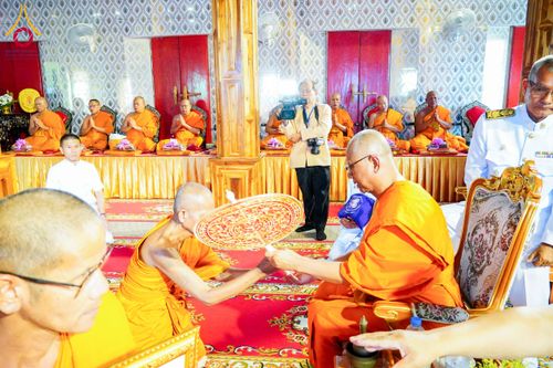 ภาพ No.146695:พิธีต้อนรับสัญญาบัตร พัดยศ ผ้าไตร ในโอกาสที่พระบาทสมเด็จพระเจ้าอยู่หัว ทรงพระกรุณาโปรดพระราชทานสัญญาบัตรตั้งสมณศักดิ์ พระวิมลศาสนวิเทศ (สำรวจ กมโล) เจ้าอาวาสวัดไทยนอร์เวย์ เป็นพระราชาคณะชั้นราช ในราชทินนามที่ “พระราชวชิรศาสนวิเทศ”