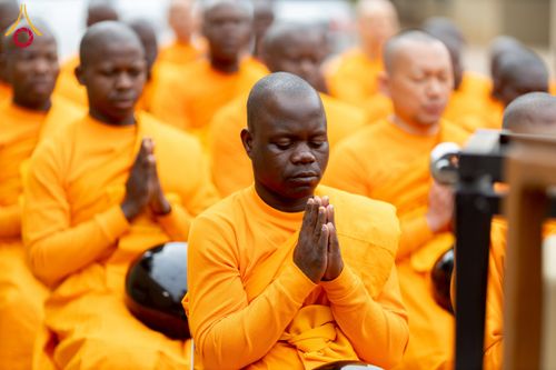 ภาพ No.233001:วันอาทิตย์ 29 มิถุนายน พ.ศ. 2568 กิจกรรมอบรมธรรมทายาทแอฟริกาใต้  ปฏิบัติธรรมสร้างสันติสุขภายใน แสงแห่งพุทธธรรมสู่แผ่นดินแอฟริกาใต้ ณ บริเวณหน้าวัดพระธรรมกายโจฮันเนสเบิร์ก