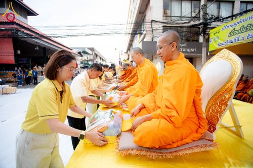 ภาพ No.180291:พิธีทำบุญตักบาตร ข้าวสารอาหารแห้ง แด่คณะสงฆ์ 99 รูป เนื่องในวันพ่อแห่งชาติ ปีที่ 50 ณ ศูนย์การค้าตลาดรังสิต ซ.รังสิต-ปทุมธานี 5 วันที่ 5 ธันวาคม พ.ศ. 2567