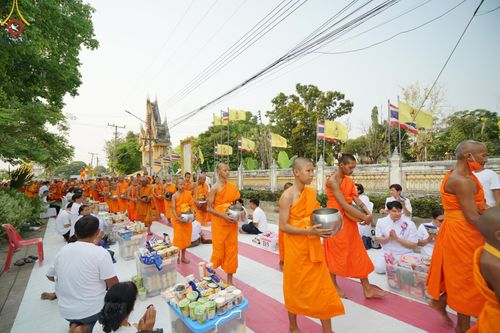 โครงการตักบาตรข้าวสารอาหารแห้งพระภิกษุสามเณร ๑,๐๐๐ รูป วันอังคารที่ ๙ เมษายน พ.ศ.๒๕๖๗ ณ ถนนหน้าที่ว่าการอำเภอคลองขลุง (เส้นเลียบแม่น้ำปิง) ตำบลคลองขลุง อำเภอคลองขลุง จังหวัดกำแพงเพชร