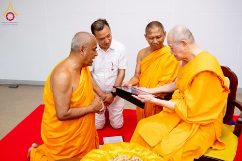 ภาพ No.222715:วันที่ 23 เมษายน พ.ศ. 2568 หลวงพ่อทัตตชีโวต้อนรับคณะสงฆ์เนปาล ณ อาคาร 100 ปี คุณยายมหารัตนอุบาสิกาจันทร์ ขนนกยูง วัดพระธรรมกาย