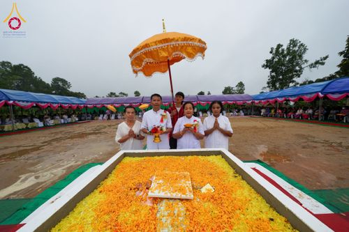 ภาพ No.174123:พิธีวางศิลาฤกษ์มหาสมบัติ โปรยรัตนชาติบ่อมงคลเศรษฐี ติดแผ่นทอง ลูกนิมิต - ช่อฟ้า เพื่อสถาปนาสร้างอุโบสถ บูชาธรรม 80 ปีหลวงพ่อธัมมชโย ณ วัดทุ่งเจริญธรรม อ.อมก๋อย จ.เชียงใหม่ วันที่ 8 พฤศจิกายน พ.ศ. 2567