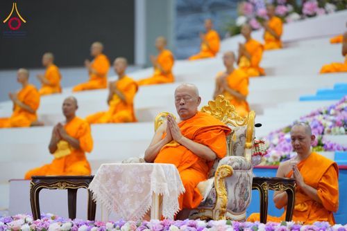 ภาพ No.59950:พิธีเจริญพระพุทธมนต์ "ฉลองอายุวัฒนมงคล 80 ปี หลวงพ่อธัมมชโย" พิธีถวายไทยธรรม คณะสงฆ์ 10,000 กว่าวัดทั่วประเทศ ในวันคุ้มครองโลก วันจันทร์ที่ 22 เมษายน พ.ศ. 2567 ณ สภาธรรมกายสากล วัดพระธรรมกาย จ.ปทุมธานี