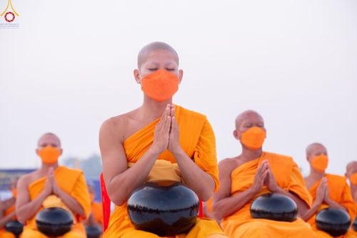 ภาพ No.110246:พิธีตักบาตรพระธรรมยาตราฯ ในโครงการธรรมยาตรากตัญญูบูชา มหาปูชนียาจารย์ พระมงคลเทพมุนี(สด จนฺทสโร) พระผู้ปราบมาร ปีที่ 12 ณ อนุสรณ์สถานลำดับที่ 2 สถานที่ตั้งมโนปณิธานบวชตลอดชีวิต อนุสรณ์สถานบางนางแท่น จ.นครปฐม วันที่ 11 มกราคม พ.ศ. 2567