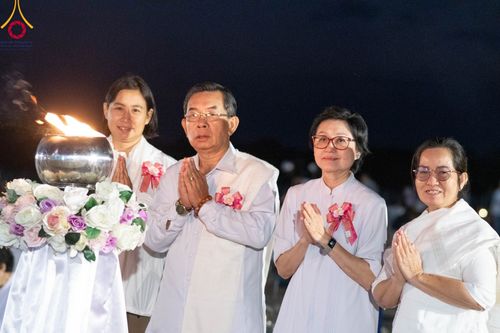 ภาพ No.97270:พิธีทอดผ้าป่า เพื่อสร้าง "ลานอเนกประสงค์พญานาค 4 ตระกูล" และพิธีจุดประทีปโคมลอย ลอยกระทง ถวายประทีปเป็นพุทธบูชา ณ พุทธอุทยานนานาชาติ จ.หนองคาย วันที่ 27 พฤศจิกายน พ.ศ. 2566