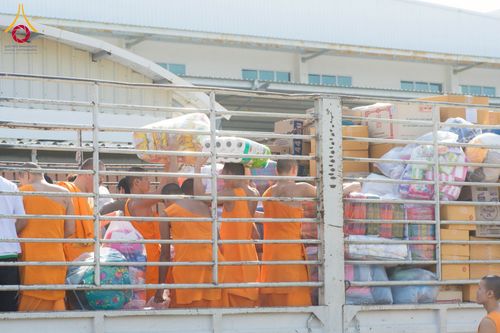 ภาพ No.273678:วันที่ 27 พฤศจิกายน พ.ศ. 2568 คณะศิษยานุศิษย์วัดพระธรรมกาย มูลนิธิธรรมกาย มอบอาหารและสิ่งของความช่วยเหลือให้พี่น้องชาวใต้ ผู้ประสบอุทกภัยน้ำท่วม