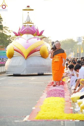 ภาพ No.202013:พิธีต้อนรับพระธรรมยาตรา ณ อนุสรณ์สถานลำดับที่ 7 สถานที่ขยายวิชชาธรรมกาย วัดพระธรรมกาย ต.คลองสาม อ.คลองหลวง จ.ปทุมธานี ในโครงการธรรมยาตรา กตัญญูบูชา มหาปูชนียาจารย์ พระมงคลเทพมุนี(สด จนฺทสโร) พระผู้ปราบมาร อนุสรณ์สถาน 7 แห่ง ปีที่ 13 วันที่ 26 มกราคม 2568