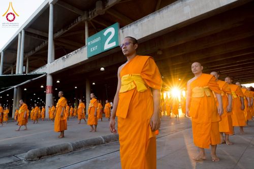 ภาพ No.274752:วันอาทิตย์ที่ 30 พฤศจิกายน พ.ศ. 2568 พิธีปลงผม โครงการอุปสมบทบูชาธรรมมหาปูชนียาจารย์ ปี 2568 ณ ลานธรรมพระมหาธรรมกายเจดีย์ ฝั่งทิศตะวันตก ระหว่างวิหารคดหมายเลข 8 และ 9 วัดพระธรรมกาย