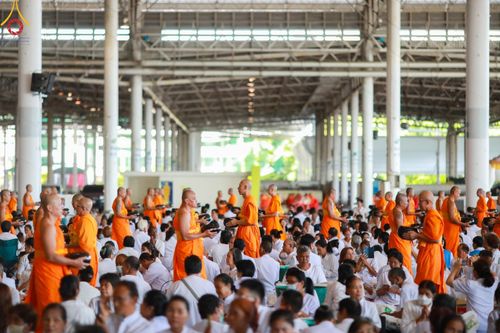 ภาพ No.143396:พิธีตักบาตร ข้าวสารอาหารแห้ง ณ บ้านแก้วเรือนทองคุณยายฯ และ พิธีบูชาข้าวพระ  ณ สภาธรรมกายสากล วัดพระธรรมกาย วันอาทิตย์ที่ 7 กรกฎาคม พ.ศ. 2567