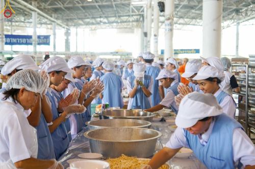 ภาพ No.60216:คณะสงฆ์ 10,000 กว่าวัดฉันภัตตาหารเพล ในวันคุ้มครองโลก วันจันทร์ที่ 22 เมษายน พ.ศ. 2567 ณ สภาธรรมกายสากล วัดพระธรรมกาย