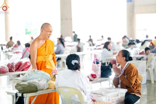 ภาพ No.187278:สาธุชน เจ้าหน้าที่ ร่วมบุญปลิดกลีบดอกไม้ เพื่อโปรยต้อนรับพระธรรมยาตรา ตั้งแต่วันที่ 26 ธันวาคม พ.ศ. 2567 ณ วิหารคด 31 วัดพระธรรมกาย