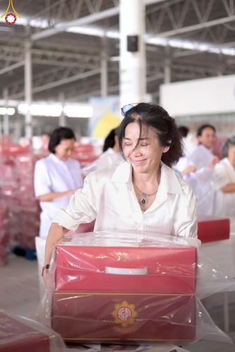 ภาพ No.214336:วันที่ 29 มีนาคม พ.ศ.2568 กิจกรรมใส่ถุงซิปกล่องไทยธรรม เพื่อรักษาความประณีตของกล่องไทยธรรม ในทุกสภาพอากาศ ณ บ้านแก้วเรือนทองคุณยาย วัดพระธรรมกาย