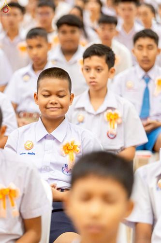 ภาพ No.245919:วันเสาร์ที่ 13 กันยายน พ.ศ. 2568 พิธีมอบผ้าไตรประธานกฐินสัมฤทธิ์เด็กดี V-Star ณ สภาธรรมกายสากล วัดพระธรรมกาย