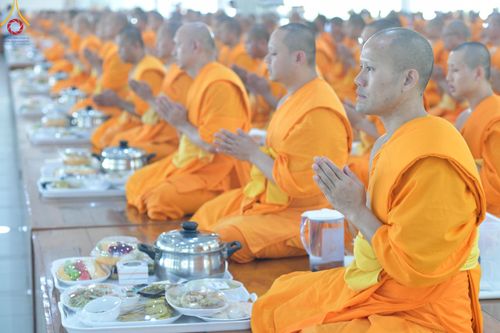 ภาพ No.147751:พิธีถวายภัตตาหารเมนูสวรรค์ ในพรรษาแห่งการเข้าถึงธรรม วันเสาร์ที่ 10 สิงหาคม พ.ศ. 2567 ณ หอฉันคุณยายอาจารย์ฯ วัดพระธรรมกาย