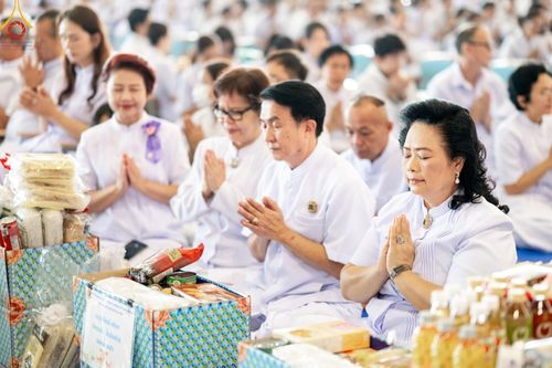 ภาพ No.167494:พิธีตักบาตรและพิธีบูชาข้าวพระ ในวันอาทิตย์ที่ 3 พฤศจิกายน พ.ศ. 2567 ณ วัดพระธรรมกาย