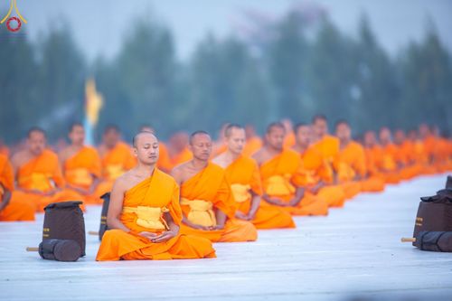 ภาพ No.198608:พระธรรมยาตราปฏิบัติธรรม และถ่ายภาพหมู่ประวัติศาสตร์ ณ อนุสรณ์สถานบางปลา วัดบางปลา อำเภอบางเลน จังหวัดนครปฐม ในโครงการธรรมยาตรา กตัญญูบูชา มหาปูชนียาจารย์ พระมงคลเทพมุนี(สด จนฺทสโร) พระผู้ปราบมาร อนุสรณ์สถาน 7 แห่ง ปีที่ 13 วันที่ 20 มกราคม พ.ศ. 2568