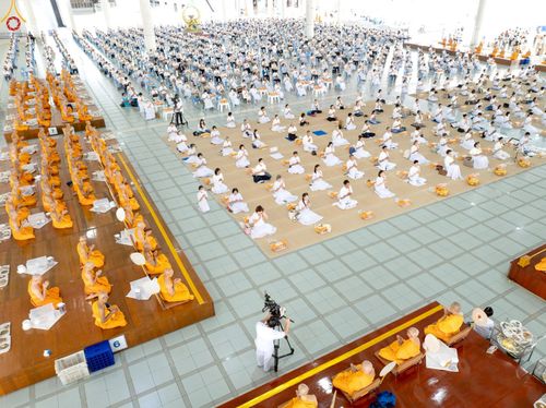 ภาพ No.240079:วันเสาร์ที่ 23 สิงหาคม พ.ศ. 2568 (วันพระ แรม 14 ค่ำ เดือน 9) พิธีบุพเปตพลี ครั้งที่ 169 ร่วมอุทิศบุญแด่หมู่ญาติที่ล่วงลับไปแล้ว และสืบทอดอายุพระพุทธศาสนา ณ หอฉันคุณยายอาจารย์ฯ วัดพระธรรมกาย