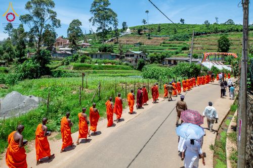 ภาพ No.225655:วันที่ 5 พฤษภาคม พ.ศ. 2568 พิธีบิณฑบาตรอบเมืองนูวราอิลิย่า ฉลองเทศกาลวิสาขบูชา แห่งชาติประเทศศรีลังกา