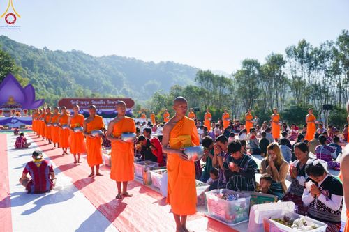 ภาพ No.125240:พิธีตักบาตรเนื่องในวันมาฆบูชา ณ สนามโรงเรียนบ้านนาเกียน  อำเภออมก๋อย จังหวัดเชียงใหม่ วันเสาร์ที่ ๒๔ กุมภาพันธ์ พ.ศ. ๒๕๖๗