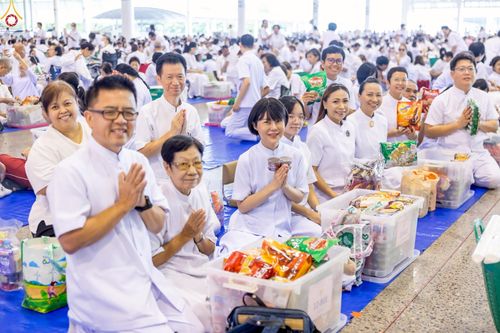 ภาพ No.243480:วันที่ 7 กันยายน พ.ศ. 2568 พิธีตักบาตร ข้าวสารอาหารแห้ง ในวันครูผู้ค้นพบวิชชาธรรมกาย ณ บ้านแก้วเรือนทองคุณยายฯ สภาธรรมกายสากล วัดพระธรรมกาย