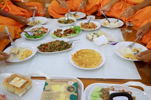 ภาพ No.217129:วันเสาร์ที่ 12 เมษายน พ.ศ. 2568 พิธีบุพเปตพลี ครั้งที่ 162 ร่วมอุทิศบุญแด่หมู่ญาติที่ล่วงลับไปแล้ว และพิธีถวายภัตตาหารเมนูสวรรค์ ณ หอฉันคุณยายอาจารย์ฯ วัดพระธรรมกาย