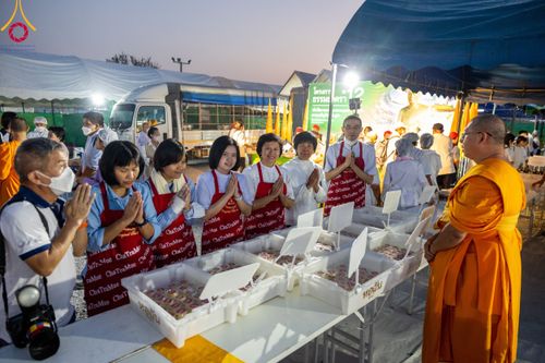 ภาพ No.109002:พิธีถวายภัตตาหารเป็นสังฆทาน แด่คณะพระธรรมยาตราฯ ในโครงการธรรมยาตรากตัญญูบูชา มหาปูชนียาจารย์ พระมงคลเทพมุนี(สด จนฺทสโร) พระผู้ปราบมาร อนุสรณ์สถาน 7 แห่ง ปีที่ 12 วันที่ 9 มกราคม พ.ศ. 2567 ณ อนุสรณ์สถานคลองบางนางแท่น  อ.สามพราน จ.นครปฐม
