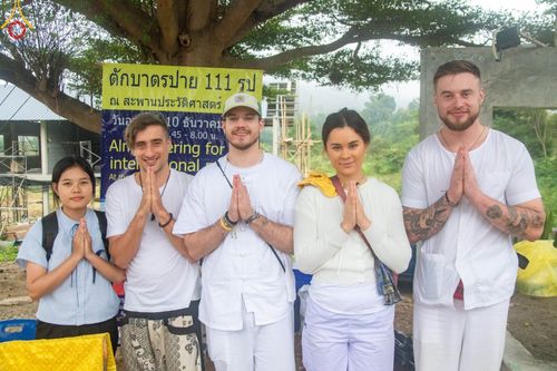 ภาพ No.102020:พิธีตักบาตรพระ 111 รูป ณ สะพานประวัติศาสตร์  อ.ปาย จ.แม่ฮ่องสอน วันอาทิตย์ที่ 10 ธันวาคม พ.ศ. 2566