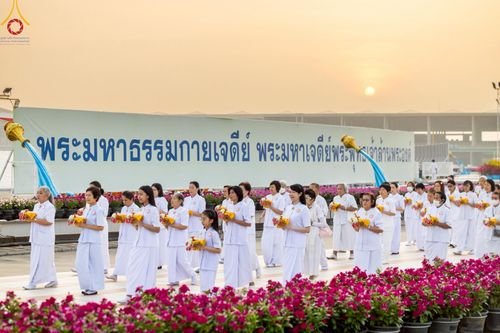 ภาพ No.216953:วันเสาร์ที่ 12 เมษายน พ.ศ. 2568 พิธีเวียนประทักษิณรอบพระมหาธรรมกายเจดีย์  พิธีวันทาเจดีย์ พิธีขอขมาและมอบผ้าไตร ในโครงการอุปสมบทหมู่ บูชาธรรมหลวงพ่อธัมมชโย, โครงการธรรมทายาท ระดับอุดมศึกษา รุ่นที่ 52 ,  โครงการบวชพระนานาชาติ AEC & WAB CEO รุ่นที่ 4 , ณ ว