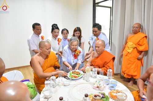 ภาพ No.132472:พิธีถวายมหาสังฆทานจันทบุรี 132 วัด บูชาธรรม 80 ปี หลวงพ่อธัมมชโย วันจันทร์ที่ 25 มีนาคม พ.ศ. 2567 ณ ศูนย์ปฏิบัติธรรมจันทบุรี