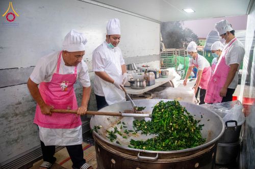 ภาพ No.193597:สาธุชนถวายภัตตาหารเป็นสังฆทาน แด่พระธรรมยาตรา ณ อนุสรณ์สถานคลองบางนางแท่น อ.สามพราน จ.นครปฐม ในโครงการธรรมยาตรา กตัญญูบูชา มหาปูชนียาจารย์ พระมงคลเทพมุนี(สด จนฺทสโร) พระผู้ปราบมาร อนุสรณ์สถาน 7 แห่ง ปีที่ 13 วันที่ 11 มกราคม พ.ศ. 2568