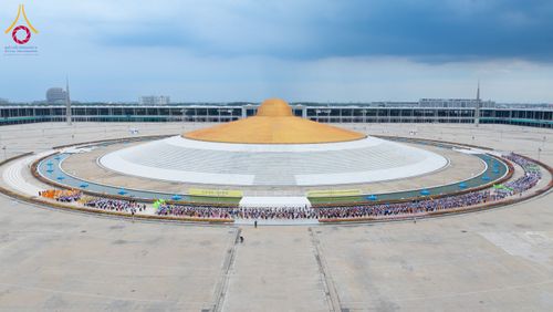 ภาพ No.143678:พิธีถวายผ้าไตร, สวดธรรมจักร, ปฏิบัติธรรม และฟังแสดงพระธรรมเทศนา ภาษาเมียนมา โดยมีสาธุชนชาวเมียนมากว่า 4,000 คน เข้าร่วมพิธี ณ มหารัตนวิหารคด วัดพระธรรมกาย วันอาทิตย์ที่ 7 กรกฎาคม พ.ศ. 2567