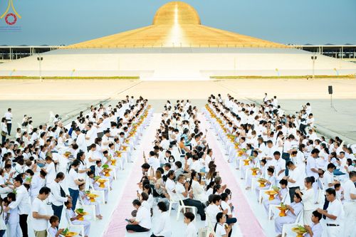 พิธีปลงผมยุวธรรมทายาท รุ่นที่ 32 มัชฌิมธรรมทายาท รุ่นที่ 28 ณ ลานธรรม วัดพระธรรมกาย วันเสาร์ที่ 30 มีนาคม พ.ศ. 2567