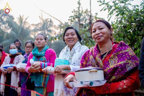 ภาพ No.76386:คณะสงฆ์และสามเณรบิณฑบาต ประเทศบังกลาเทศ วันที่ 11 กุมภาพันธ์ พ.ศ. 2566