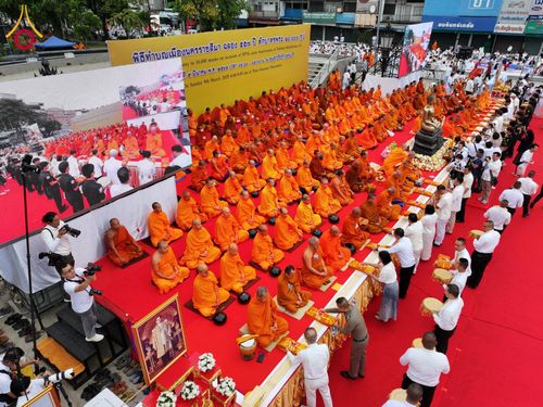 ภาพ No.210279:วันอาทิตย์ที่ 9 มีนาคม พ.ศ. 2568 พ่อเมืองโคราชจัดตักบาตรพระหมื่น ทำบุญเมือง 557 ปี