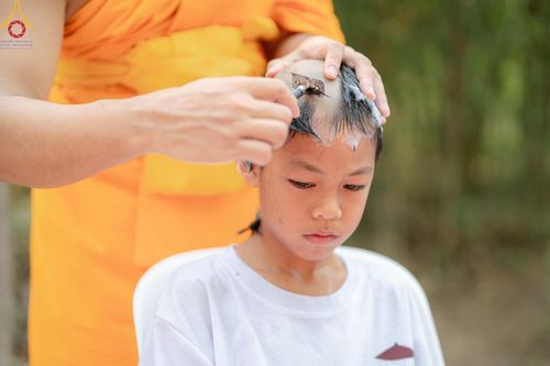 ภาพ No.135052: พิธีบรรพชาสามเณร  พิธีตักบาตรฉลองสามเณรใหม่ วันที่ 1 เมษายน พ.ศ.2567 ในโครงการบรรพชาสามเณรฟื้นฟูพระพุทธศาสนาทั่วไทย ณ ศูนย์ปฏิบัติธรรมแก้วเมืองเลย