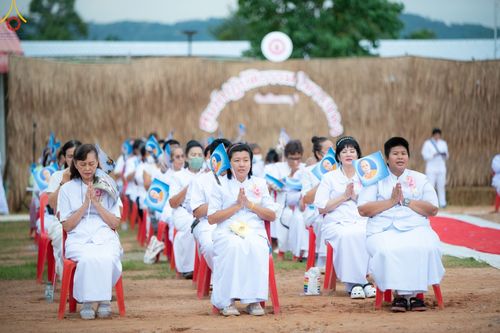 ภาพ No.84378:พิธีทอดผ้าป่า พิธีอัญเชิญปฐมรัตนปฐวี และพิธีตอกเสาเข็มต้นสุดท้าย เพื่อสถาปนาอาคาร 80 ปี หลวงพ่อธัมมชโย ณ ศูนย์ปฏิบัติธรรมวิหารแดง ตำบลเจริญธรรม อำเภอวิหารแดง จ.สระบุรี  วันที่ 23 กรกฎาคม พ.ศ. 2566