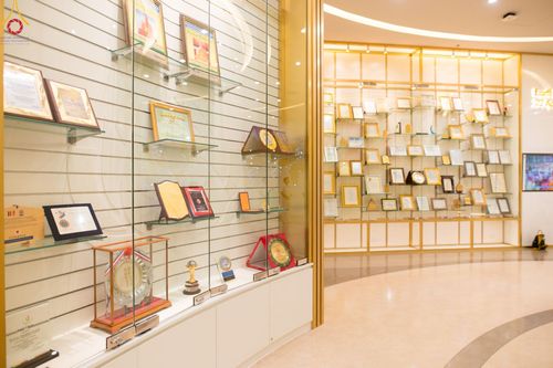 ภาพ No.103731:พิธีเปิดห้องนิทรรศการเพื่อสันติภาพโลก World Peace Lies Within ONE MAN'S VISION   วาระอายุวัฒนมงคล 83 ปี หลวงพ่อทัตตชีโว ณ ชั้น 2 อาคาร 100 ปี คุณยายอาจารย์ฯ วัดพระธรรมกาย วันพฤหัสบดีที่ 21 ธันวาคม พ.ศ. 2566