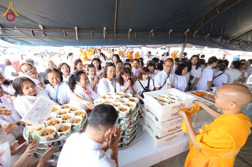 ภาพ No.128147:พิธีถวายภัตตาหารเป็นสังฆทาน แด่คณะพระธรรมยาตราฯ ในโครงการธรรมยาตราอัญเชิญพระบรมสารีริกธาตุ  ประดิษฐาน ณ มหารัตนเจดีย์สิริปทุมสวรรค์ อ.บางกล่ำ จ.สงขลา วันที่ 10 มีนาคม พ.ศ. 2567