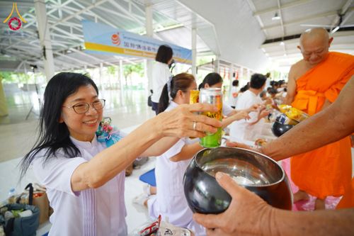 ภาพ No.144284:พิธีตักบาตรพระใหม่  โครงการบรรพชาอุปสมบทหมู่ ธรรมทายาทนานาชาติ (ภาษาจีน) ณ อาคารโถงช้าง วัดพระธรรมกาย วันอาทิตย์ที่ 14 กรกฎาคม พ.ศ. 2567