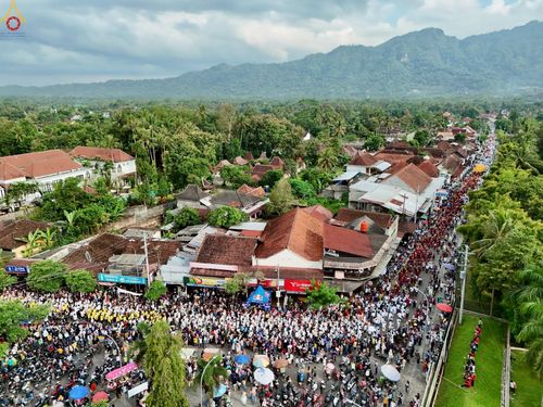 ภาพ No.224480:วันจันทร์ที่ 12 พฤษภาคม พ.ศ. 2568  ชาวพุทธในอินโดนีเซีย ร่วมฉลองวิสาขบูชาจุดประทีปกว่า 200,000 ดวง ณ พระมหาเจดีย์บรมพุทโธ  เจริญพุทธมนต์ถวาย “พระวชิรเกล้าเจ้าอยู่หัว”