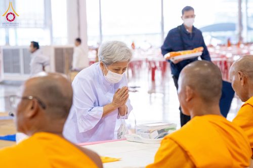 ภาพ No.204291:พิธีถวายภัตตาหารเป็นสังฆทาน แด่พระธรรมยาตรา ณ วัดพระธรรมกาย ตำบลคลองสาม อำเภอคลองหลวง จังหวัดปทุมธานี ในโครงการธรรมยาตรา กตัญญูบูชา มหาปูชนียาจารย์ พระมงคลเทพมุนี(สด จนฺทสโร) พระผู้ปราบมาร อนุสรณ์สถาน 7 แห่ง ปีที่ 13 วันที่ 31 มกราคม พ.ศ. 2568