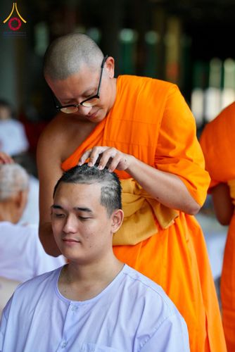 ภาพ No.143946:พิธีตัดปอยผมและปลงผมธรรมทายาท รุ่นเข้าพรรษา ณ มหาวิหารคด คอร์ 16 วัดพระธรรมกาย วันอาทิตย์ที่ 7 กรกฎาคม พ.ศ. 2567