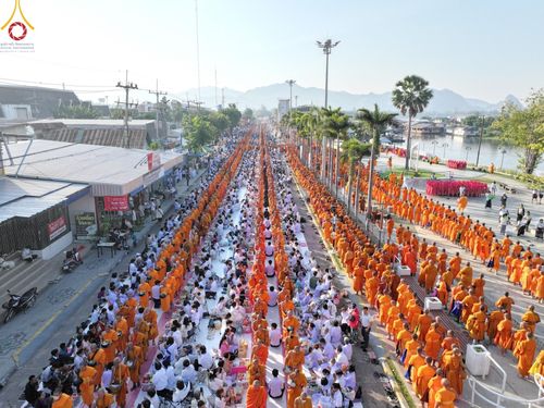 ภาพ No.184722:พิธีตักบาตรพระ 10,000 รูป ครั้งที่ 3 เนื่องในโอกาส 193 ปี จังหวัดกาญจนบุรี อุทิศส่วนกุศลให้แด่บรรพชน และเพื่อช่วยเหลือผู้ประสบภัยพิบัติต่างๆ วันเสาร์ที่ 21 ธันวาคม พ.ศ. 2567